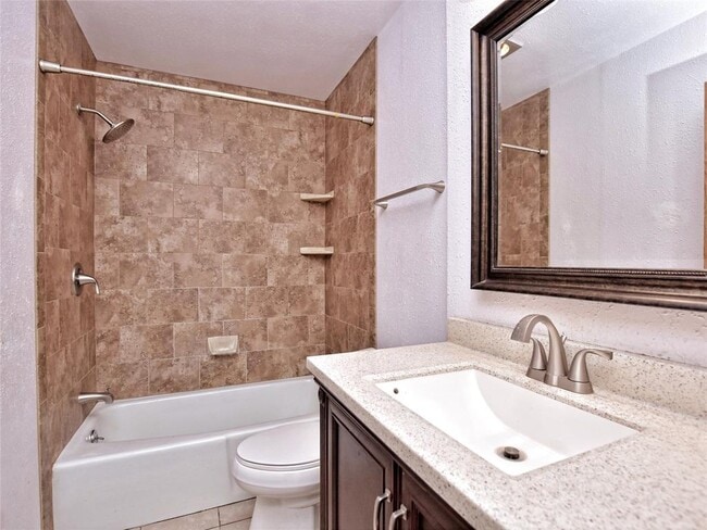 Building Photo - 2407 Versailles Dr