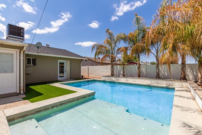 Building Photo - 1100 W 12th St