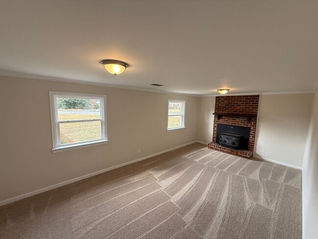 Building Photo - 4 Bedroom 2.5 Bath Tri-level home