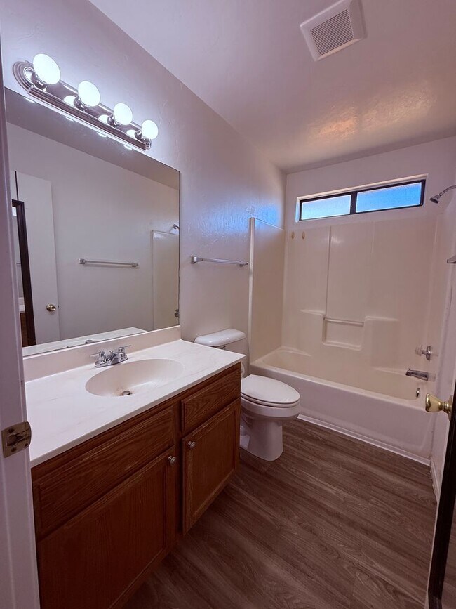 Building Photo - 8372 E Lakeshore Dr