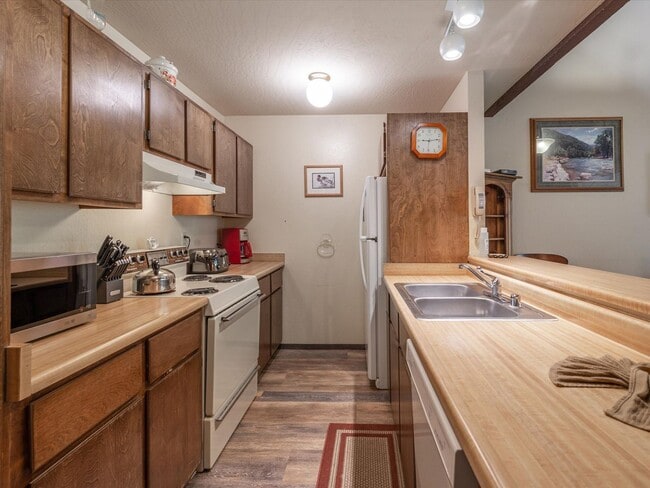Building Photo - SKI LEASE: Townhome w/Fireplace, 2 Decks &...