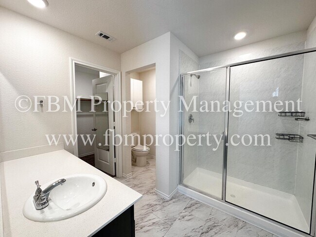 Building Photo - 264 Thoroughbred St