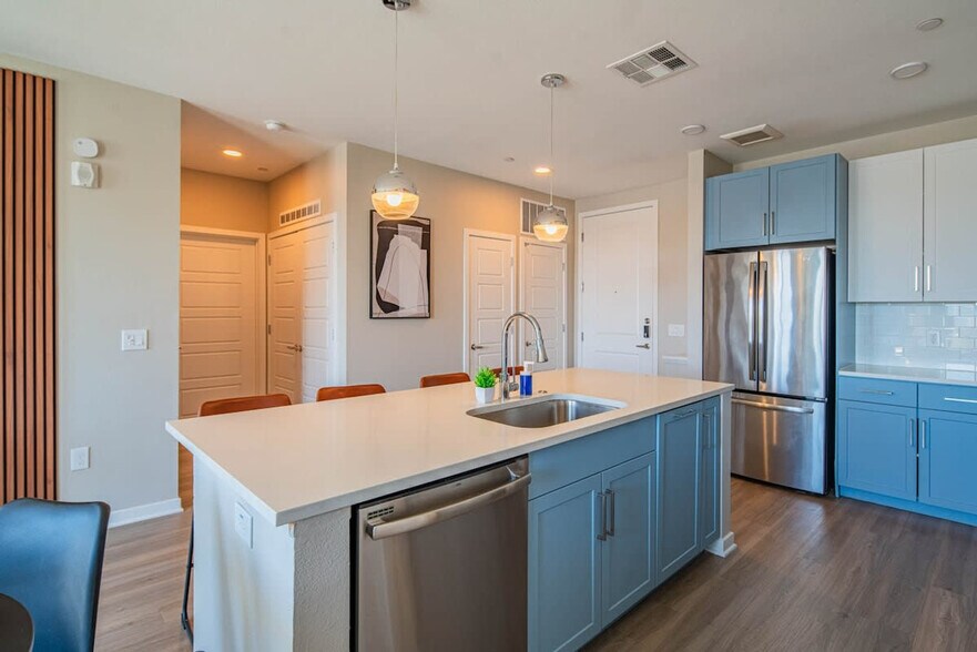 Building Photo - 777 E Stella Ln