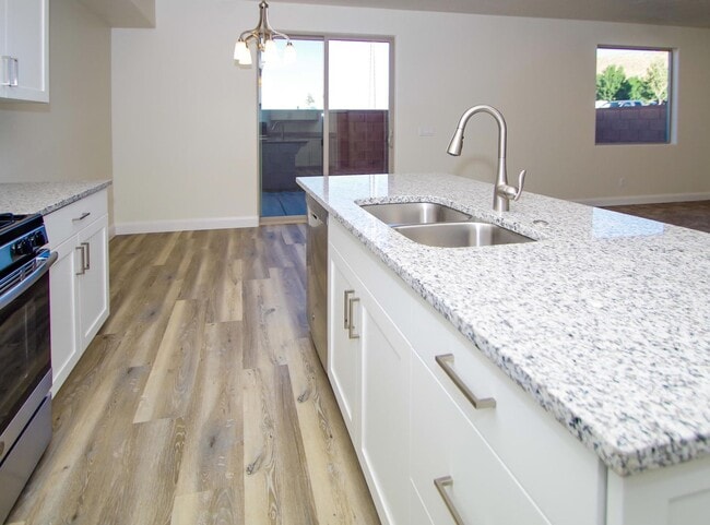 Building Photo - 4 Bedroom Townhome in Hurricane!