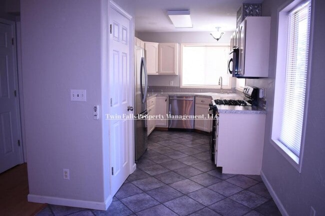Building Photo - 2010 Carlis Cove
