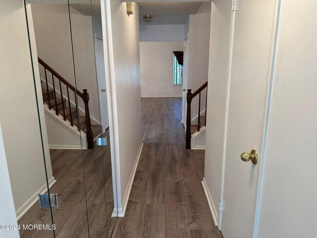 Building Photo - 204 Forsythia Ln