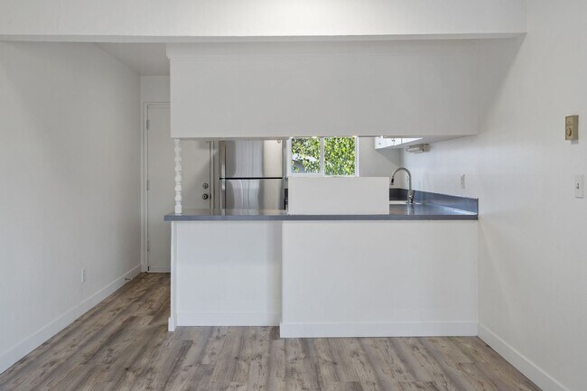 Building Photo - 1Br/1Ba Available