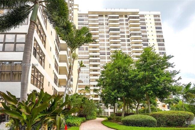 Building Photo - 2500 Parkview Dr