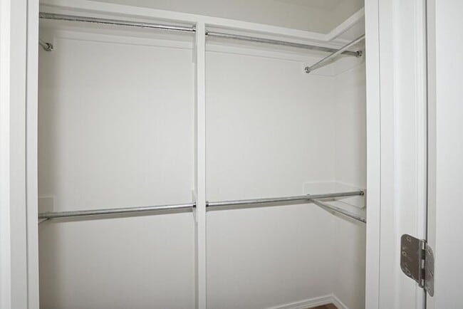 Building Photo - Furnished