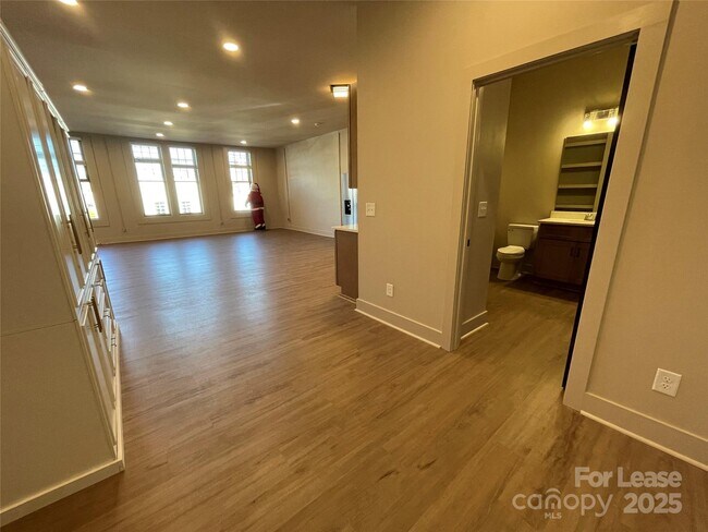 Building Photo - 233 W Main St