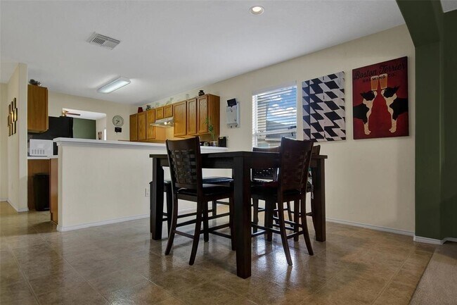 Building Photo - 615 Salma Ct