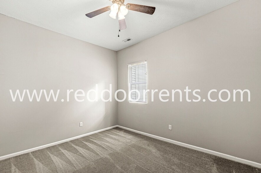 Building Photo - 2345 N Kenwood Ave