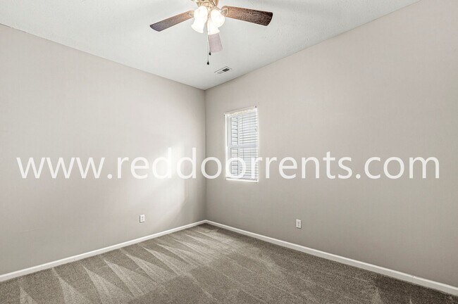 Building Photo - 2345 N Kenwood Ave