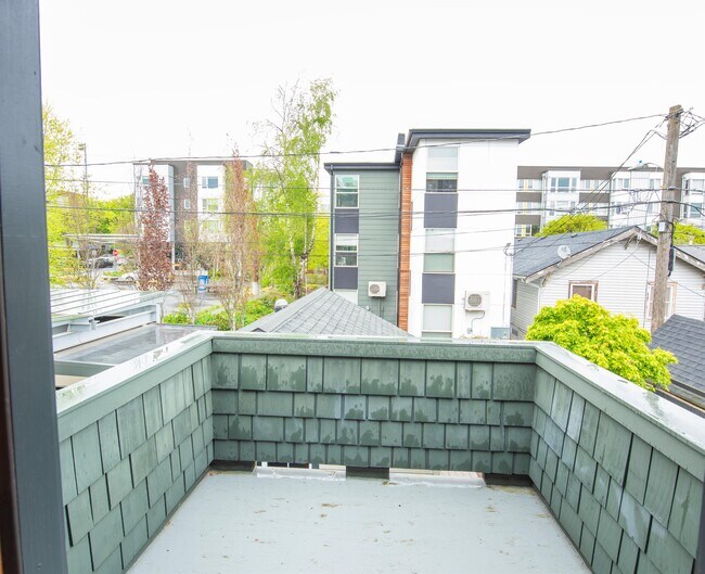 Building Photo - 1208 E Barclay Ct