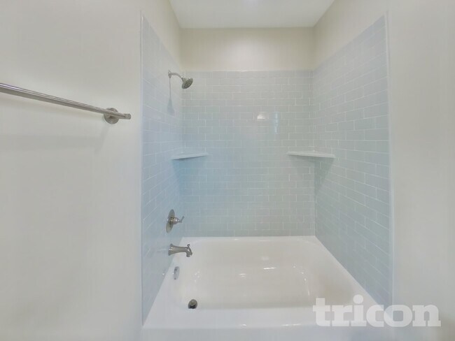 Building Photo - 1242 Hillwood Private Cove