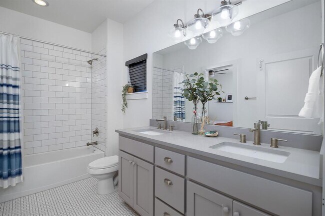Building Photo - 2703 Halcyon Dr