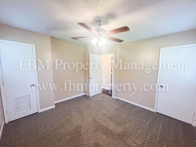 Building Photo - 608-B Walter Stephenson - Downstairs 2 Bed...