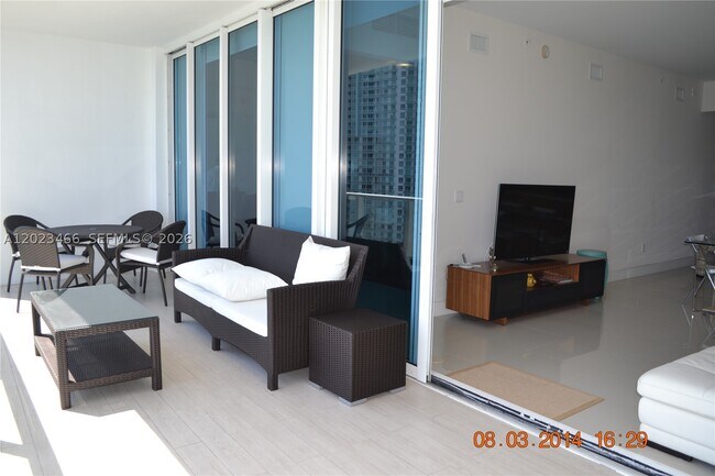 Building Photo - 2020 N Bayshore Dr