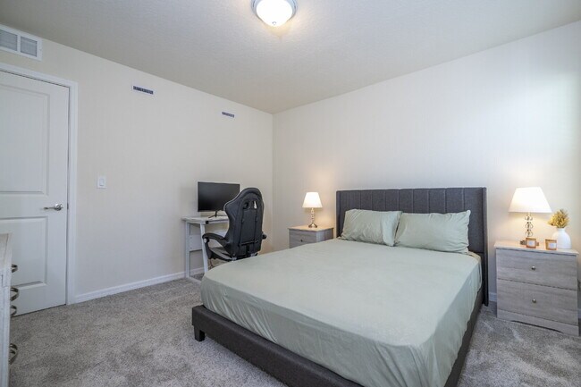 Building Photo - Discover Comfort and Style: Spacious 3-Bed...