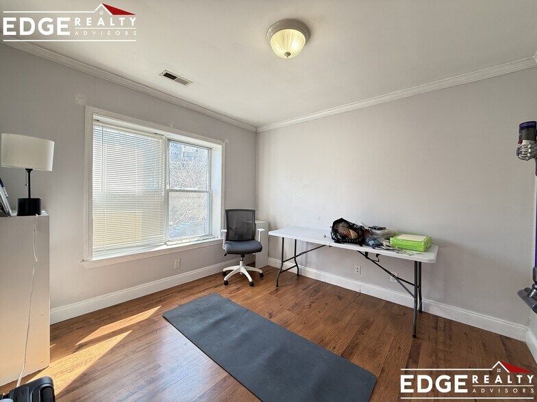 Building Photo - 140 Newton St