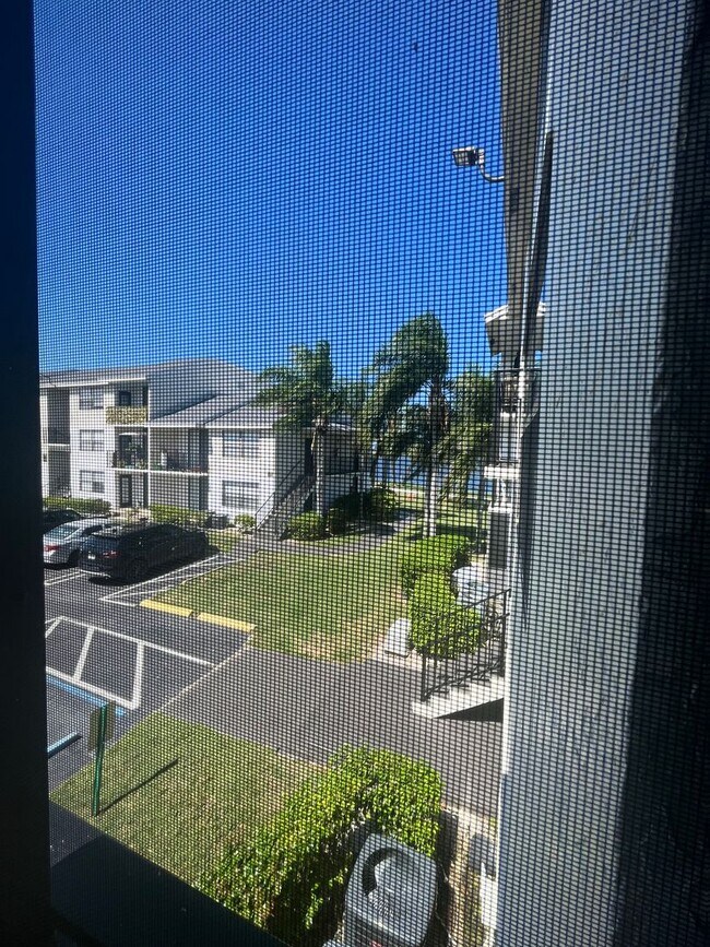 Building Photo - ONE BEDROOM ONE BATHROOM!! WATERFRONT COMMUNITY