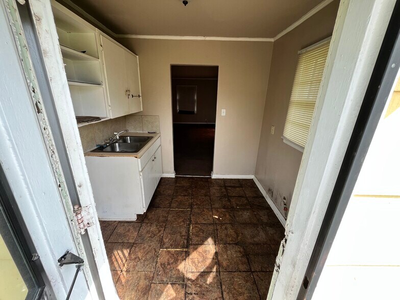 Building Photo - 1958 Kenny St