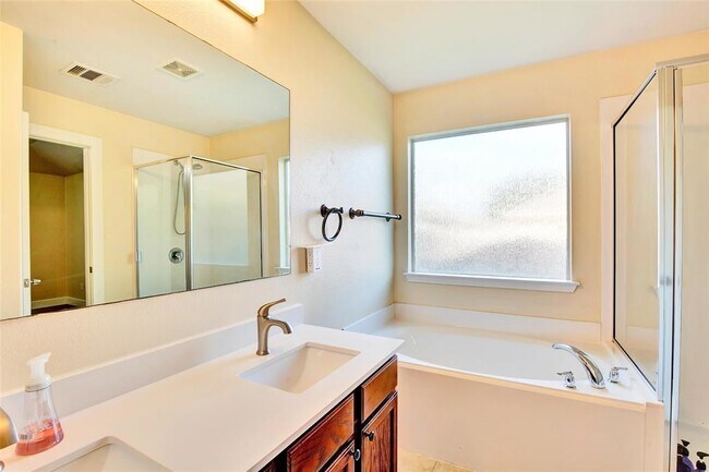 Building Photo - 356 Housefinch Loop