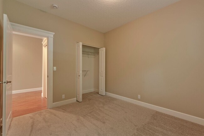 Building Photo - 376 Forest Pl