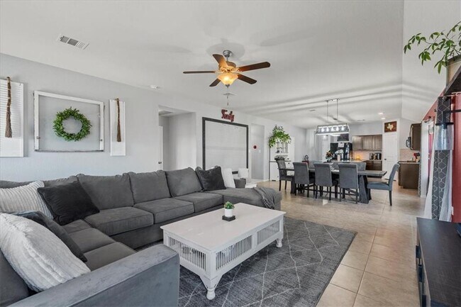 Building Photo - 1104 Hillrose Dr