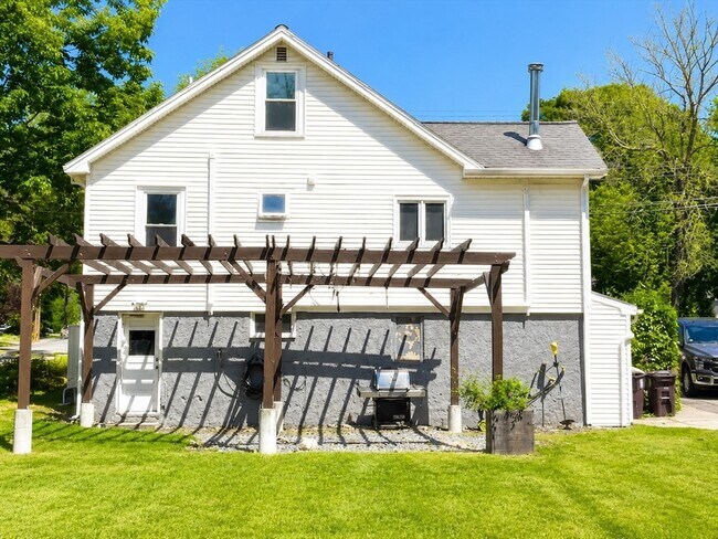 Building Photo - 437 Summer St