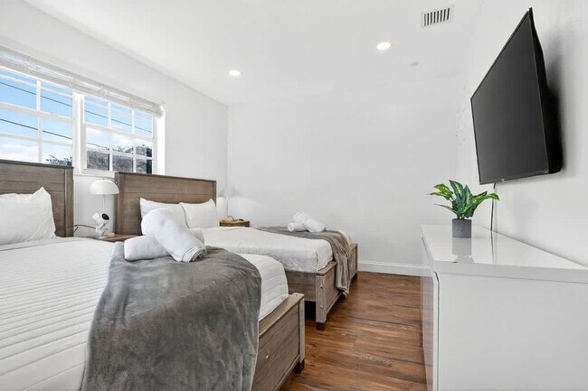 Building Photo - 2365 NE 195th St