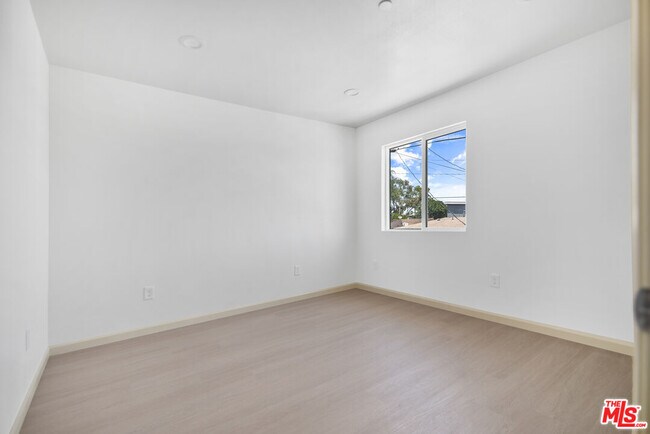 Building Photo - 1120 W 110th St