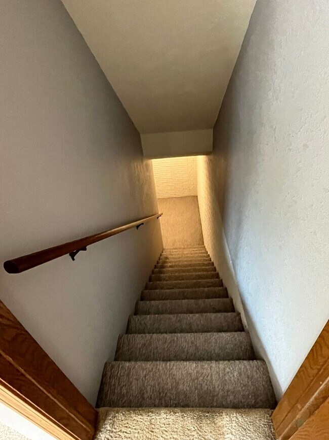 Building Photo - Beautiful 3 bed townhouse!