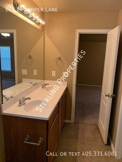 Building Photo - 605 E Juniper Ln