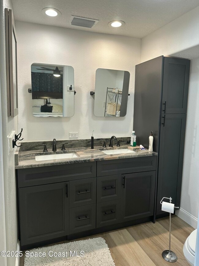 Building Photo - 574 Dianne Dr