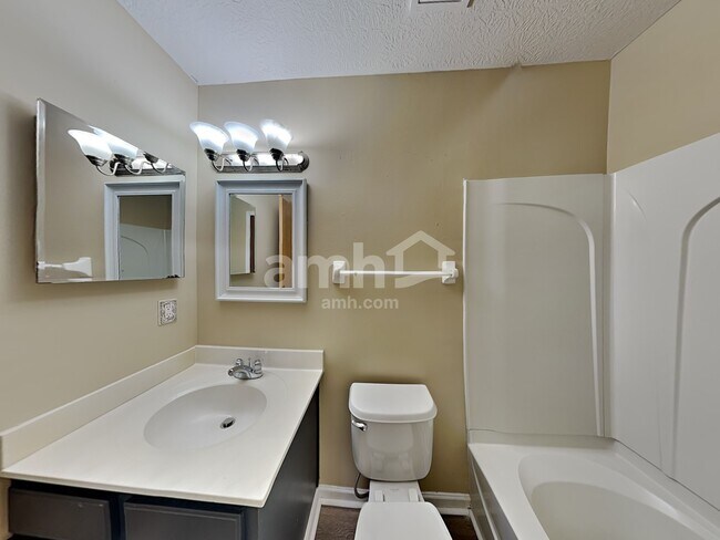 Building Photo - 2130 Winding Hollow Dr