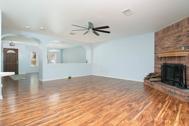 Building Photo - Beautiful 4/3.5 Home Available for Immedia...