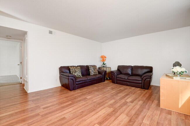 Building Photo - 526 Calle Montecito