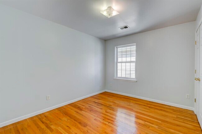 Building Photo - 30 E 41st St