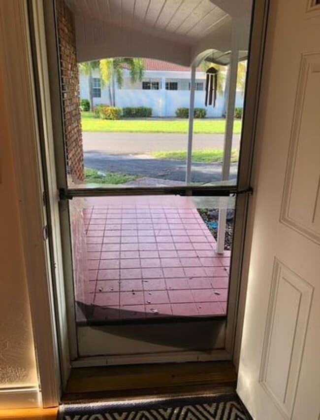 Building Photo - 117 SE 4th Ave