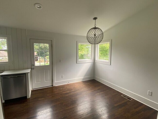 Building Photo - Amazing Updated One Bedroom in South Nashv...