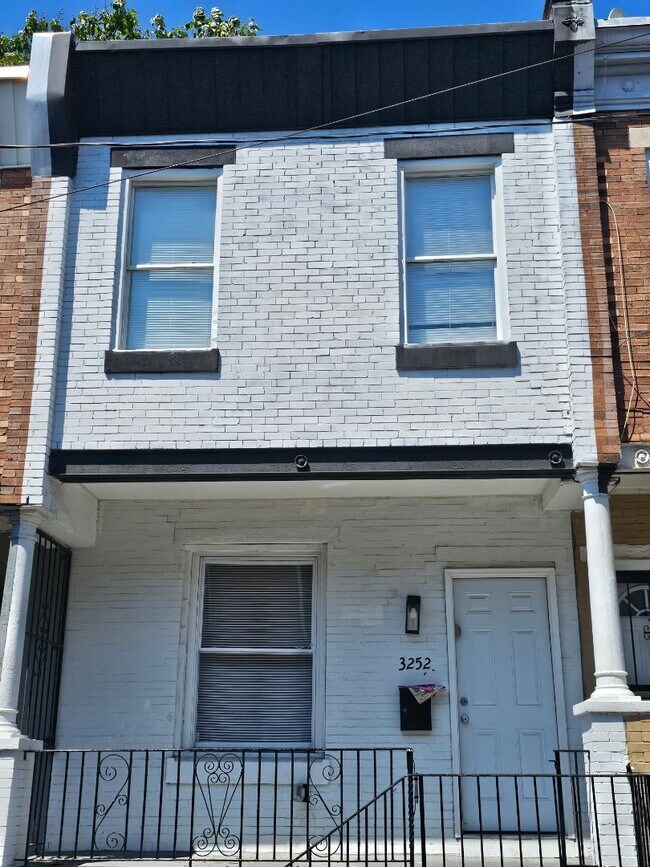 Building Photo - 3252 Hope St