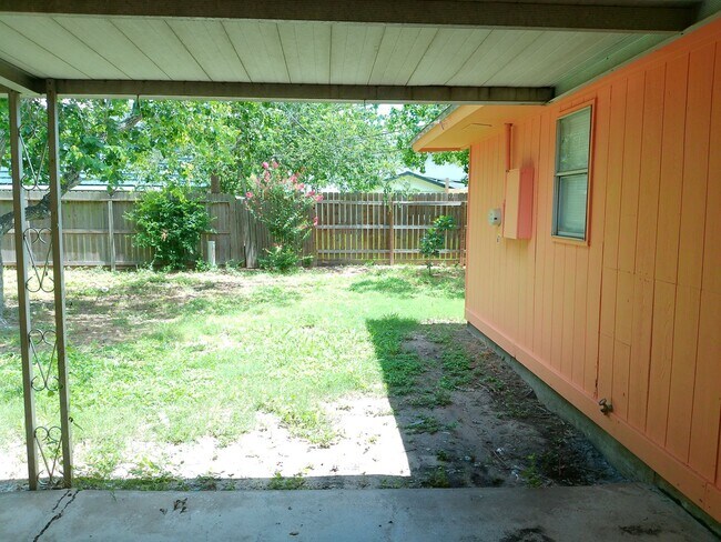 Building Photo - 4622 Newbury Ln