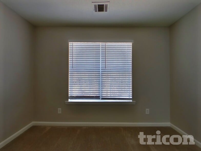 Building Photo - 214 Amber Trce