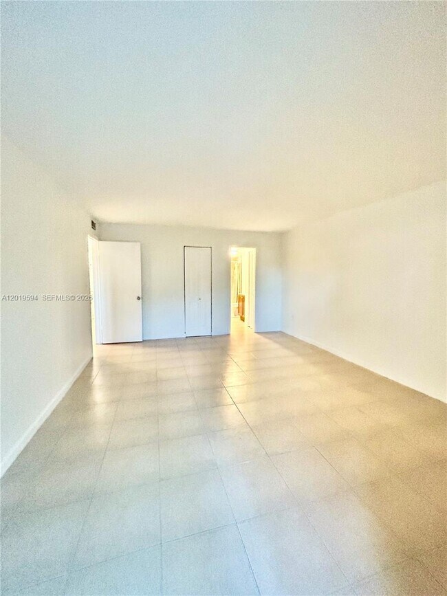 Building Photo - 9375 Fontainebleau Blvd