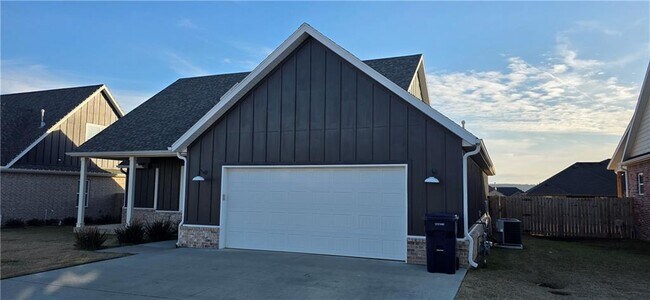 Building Photo - 941 Petit Jean St