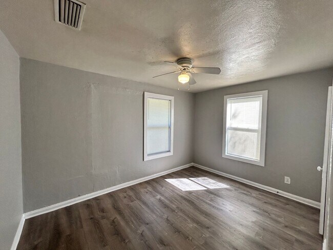 Building Photo - Cute 2 Bedroom House Available
