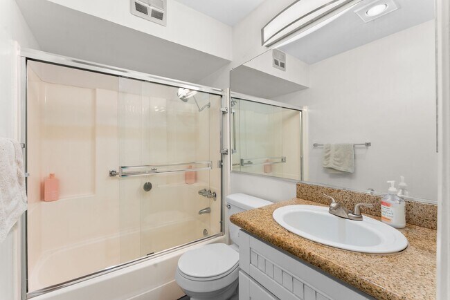 Building Photo - Beautiful 2BD/2BA Condo in Prime Pacific B...