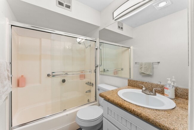 Building Photo - Beautiful 2BD/2BA Condo in Prime Pacific Beach Location! THIS UNIT IS UNFURNISHED