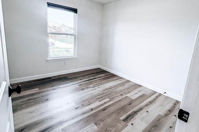Building Photo - 708 Promenade Dr